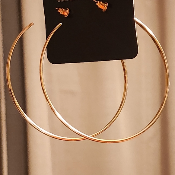 Jewelry - Elegant Gold Hoop Earrings